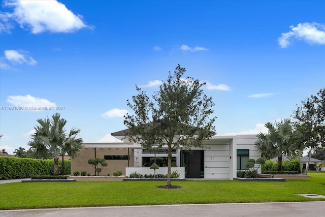 view of front of home featuring a front lawn