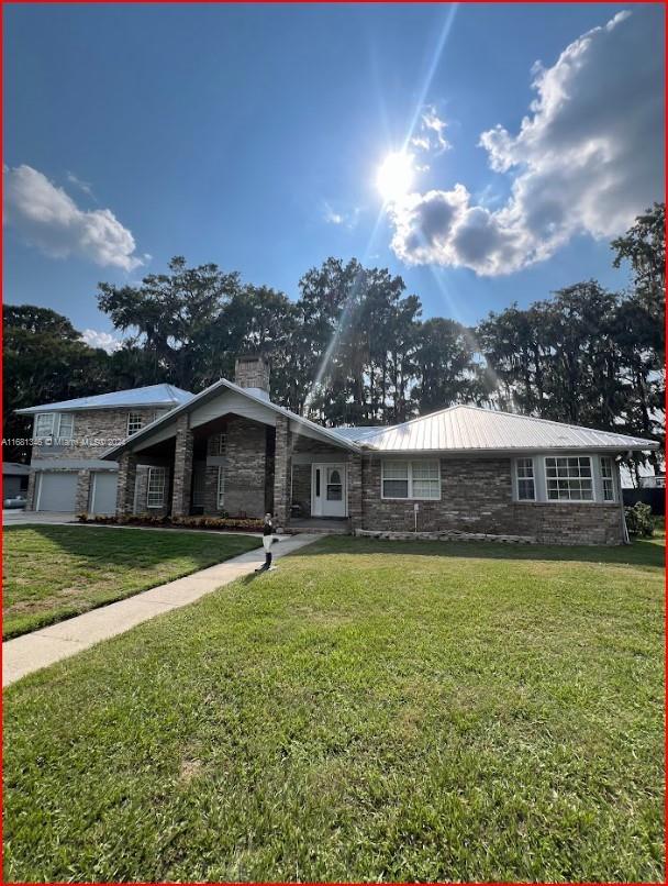 view of front of home featuring a front yard and a garage