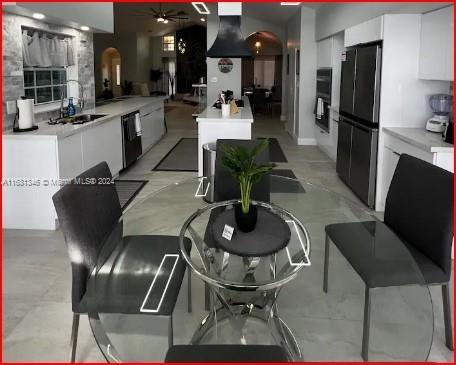 dining space featuring sink and ceiling fan