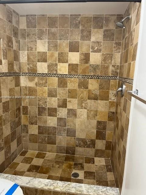 bathroom featuring a tile shower