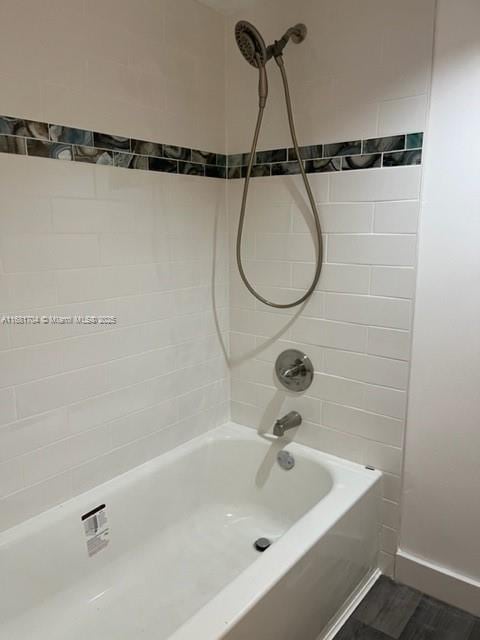 bathroom featuring tiled shower / bath combo