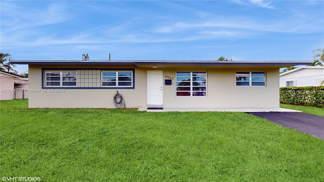 view of front of house featuring a front yard