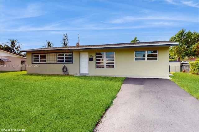 single story home featuring a front yard