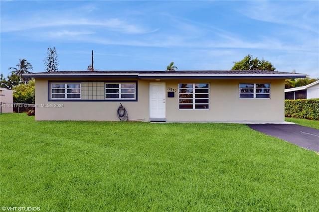 single story home with a front yard