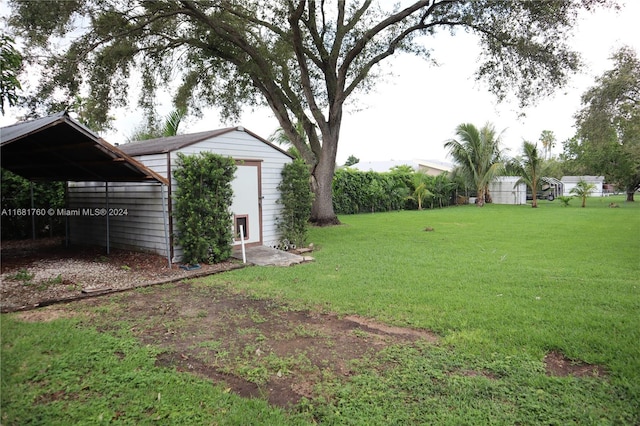 view of yard featuring an outdoor structure