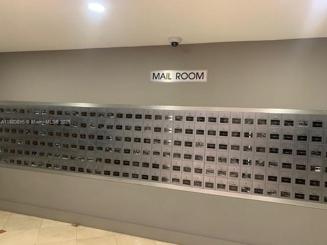 100 Lincoln Rd Unit 512, Miami Beach, FL 33139 - details with mail area