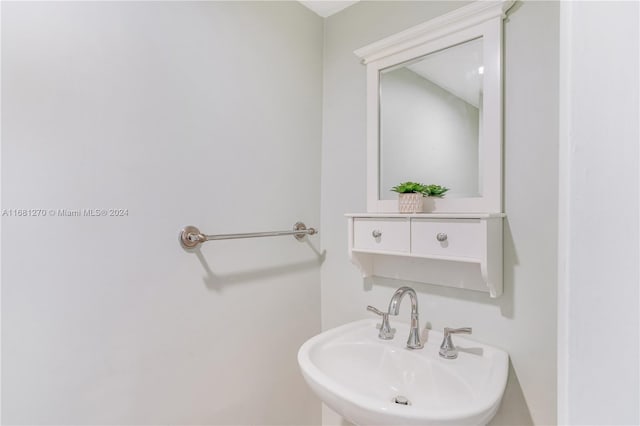 bathroom featuring sink