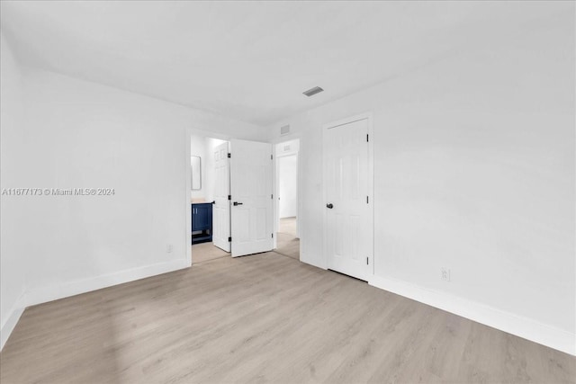 unfurnished room with light hardwood / wood-style floors