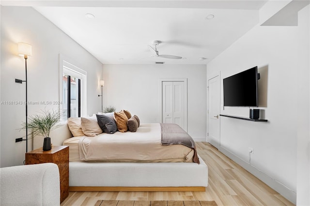 bedroom featuring light hardwood / wood-style floors and ceiling fan