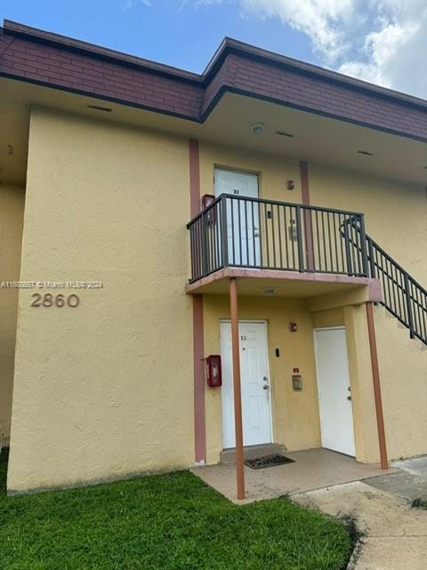 property entrance featuring a balcony