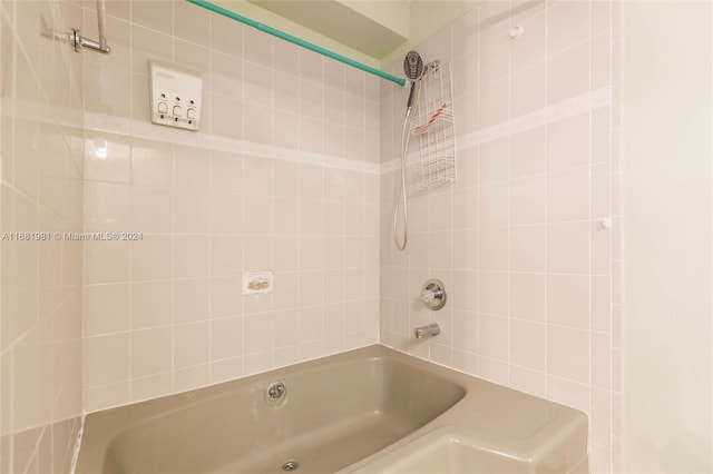 bathroom featuring tiled shower / bath