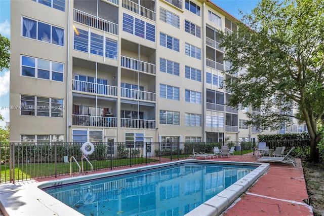 view of swimming pool