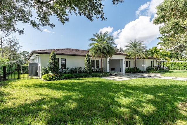 view of front of property featuring a front lawn