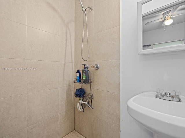 bathroom featuring a tile shower, ceiling fan, and sink