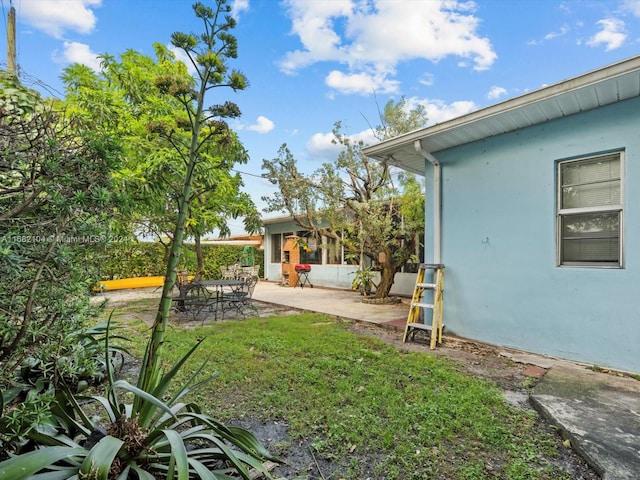 view of yard featuring a patio area