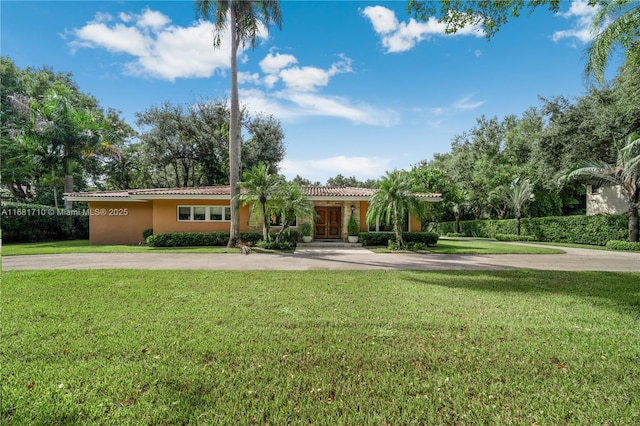 view of front of house featuring a front lawn