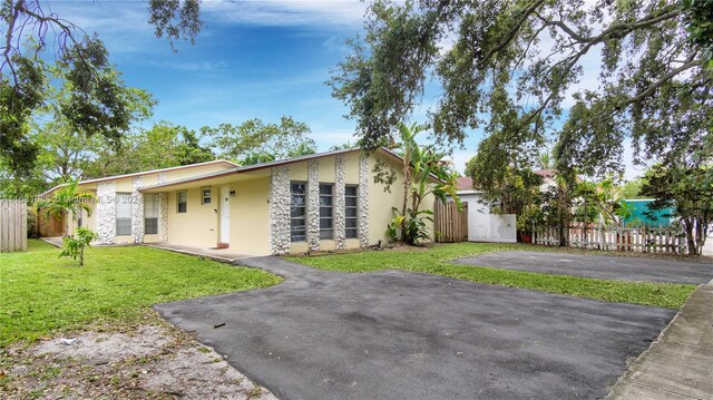 view of front of house with a front lawn