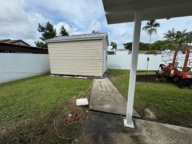 view of yard featuring a storage shed