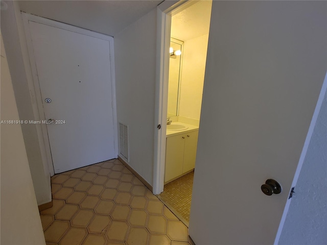 1305 W 53rd St Unit 410, Hialeah, FL 33012 - corridor with a sink