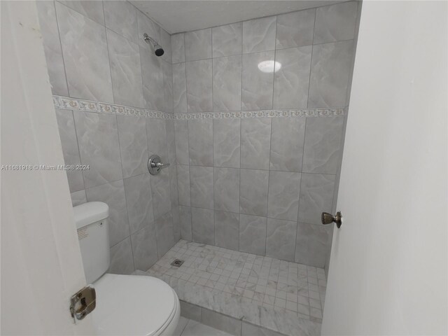 1305 W 53rd St Unit 410, Hialeah, FL 33012 - bathroom with toilet and tiled shower
