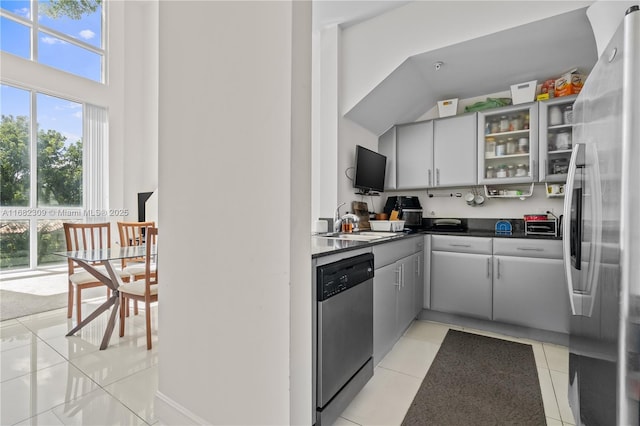 kitchen featuring stainless steel appliances, sink, gray cabinets, and light tile patterned floors