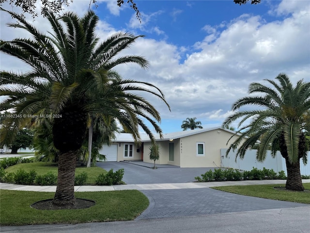 view of front of property featuring a front yard