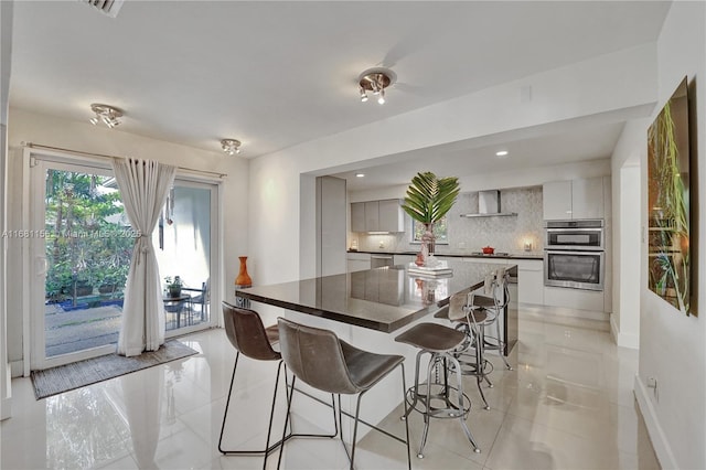 dining space featuring visible vents and baseboards