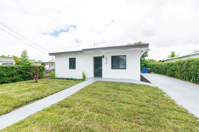 view of front of house featuring a front yard