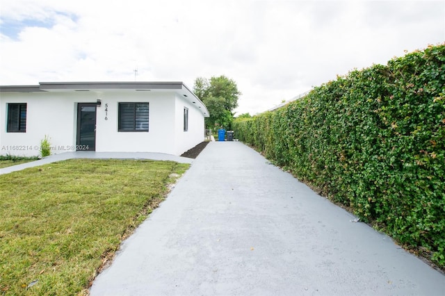 view of front of property with a front yard