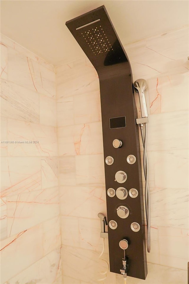 room details featuring tiled shower