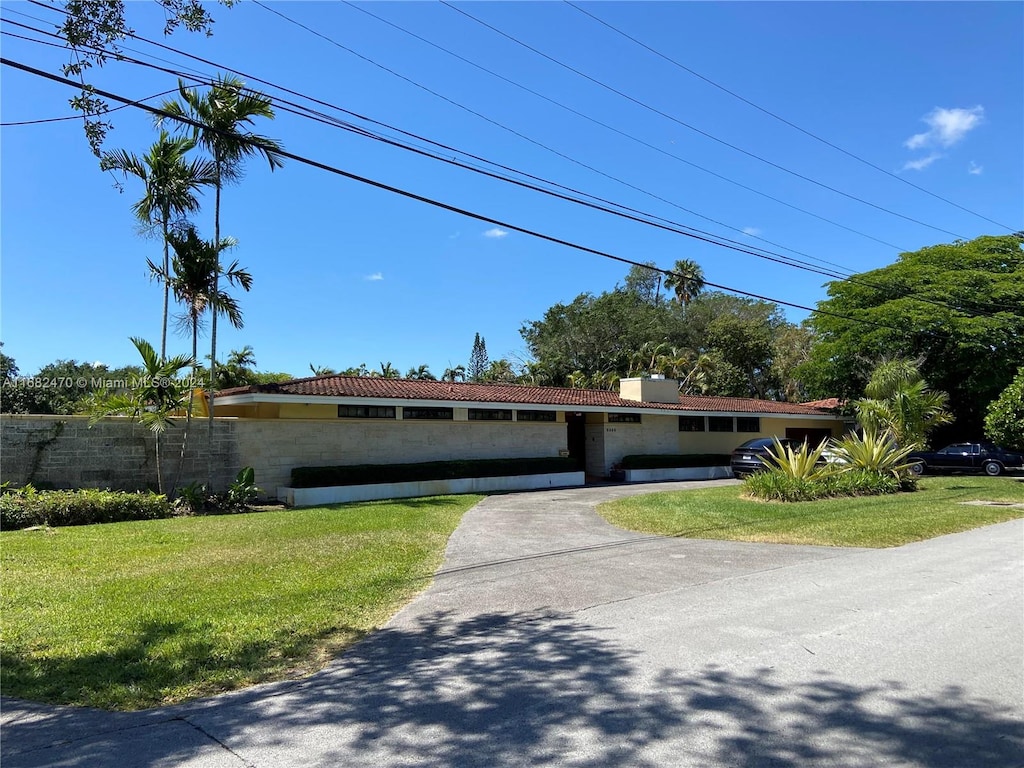 single story home with a front yard