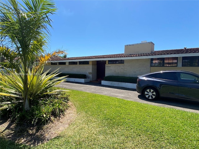 view of front of home featuring a front yard