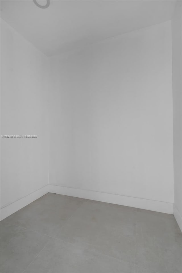 spare room featuring light tile patterned floors