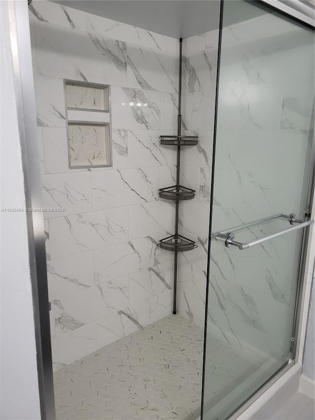 bathroom featuring tiled shower