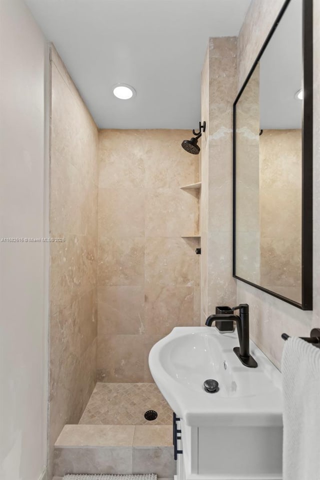 bathroom featuring sink and tiled shower