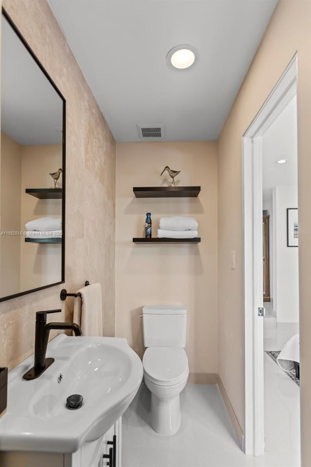 bathroom featuring toilet and sink