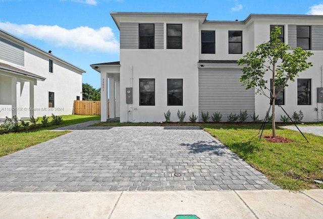 view of front of property featuring a front yard