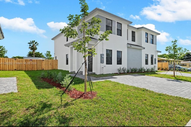 view of front of property featuring a front yard