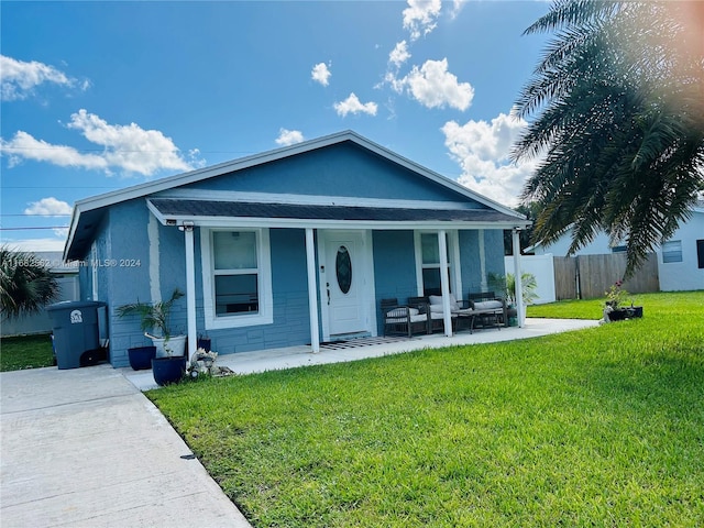 view of front of property featuring covered porch and a front lawn