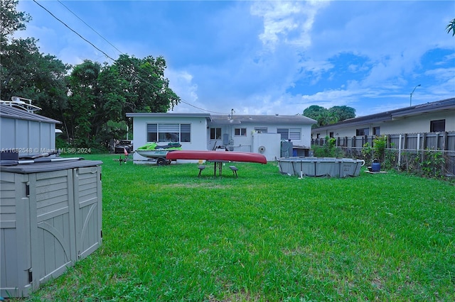 view of yard featuring a fenced in pool