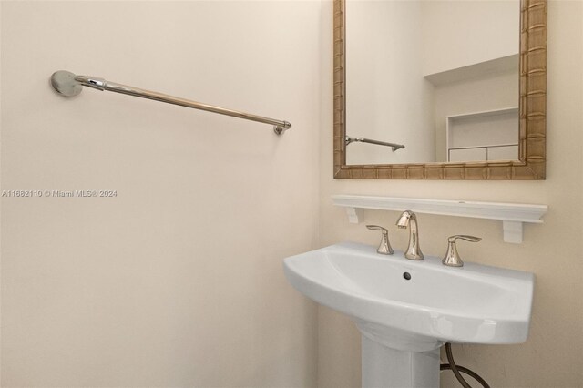 bathroom featuring sink