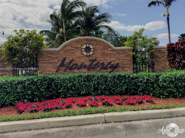 view of community / neighborhood sign