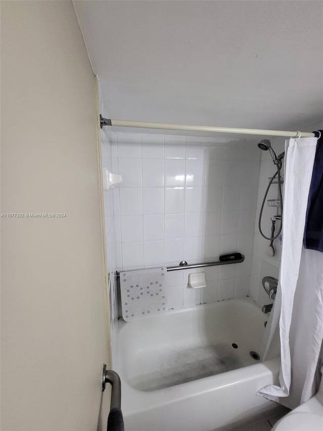 bathroom featuring shower / tub combo