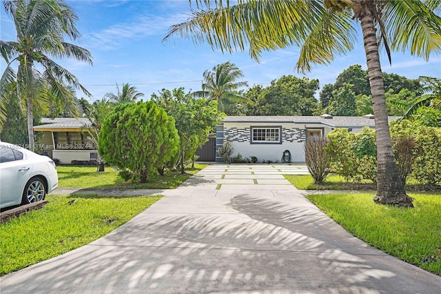 view of front of home featuring a front yard