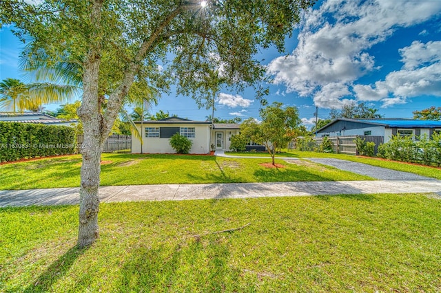 single story home with a front lawn