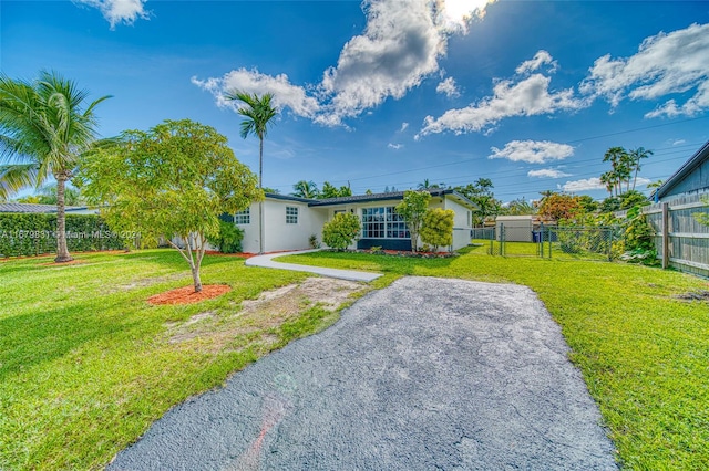 view of front of home featuring a front yard