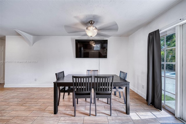 dining space featuring a textured ceiling, light hardwood / wood-style floors, and ceiling fan