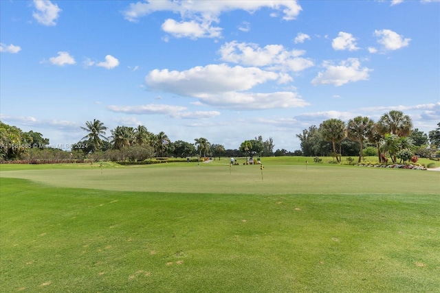 view of property's community featuring a lawn