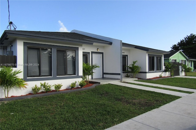 view of front facade featuring a front lawn