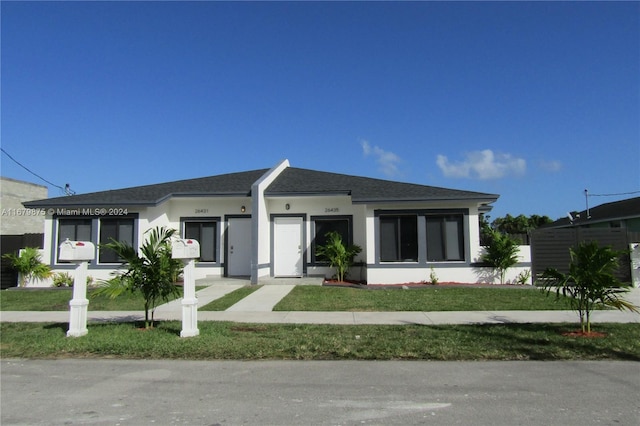 view of front facade featuring a front lawn